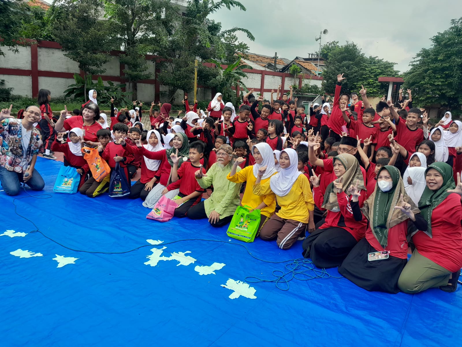 Wisata LiterAsyik Ke SDN Jatinegara Kaum 11